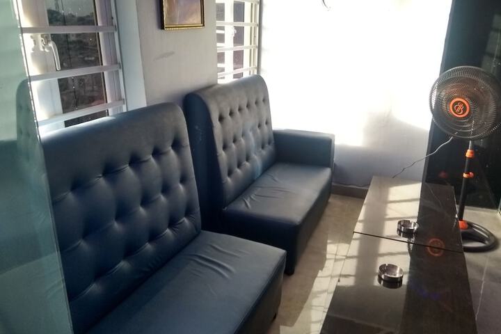 Lounge 37 of 39