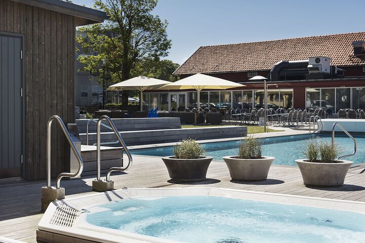 Pools & Facilities