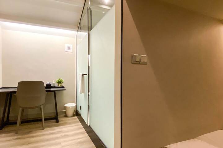 Room 9 of 28