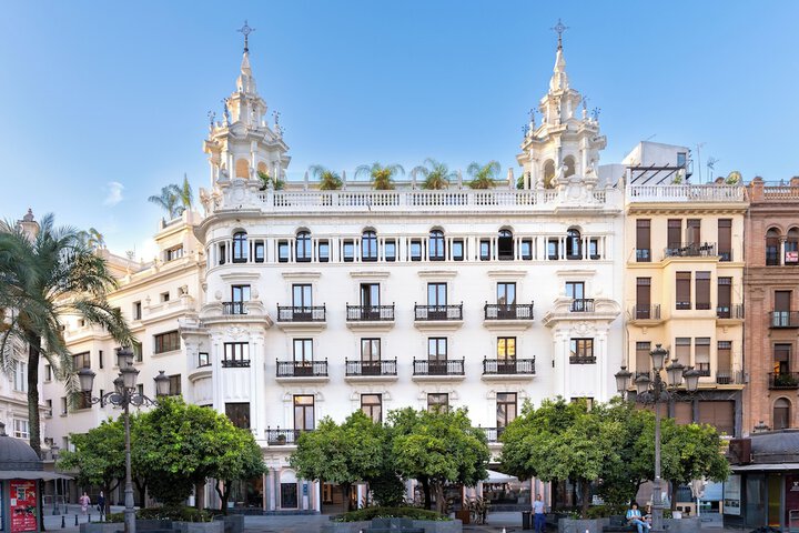Exterior of H10 Palacio Colomera