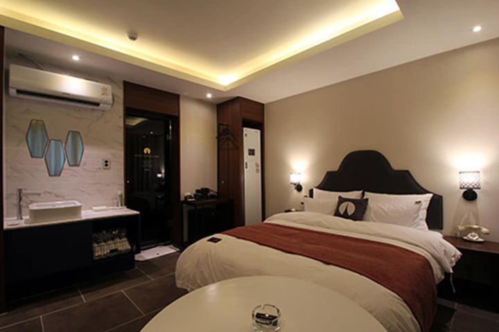 Room 5 of 24