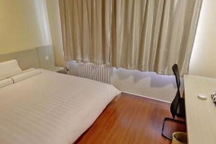Room 11 of 18