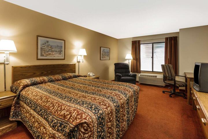 1 Queen Bed (2 of 13)