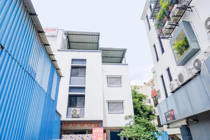 Oyo 81205 Hotel Manikyaa