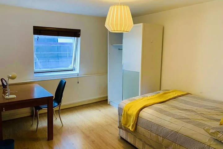 Room 4 of 7