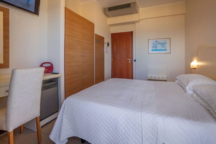 Room 16 of 48