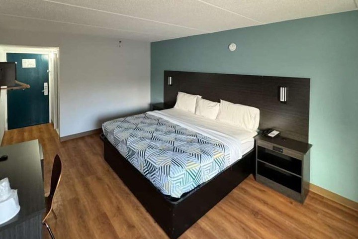 1 King Bed (14 of 18)
