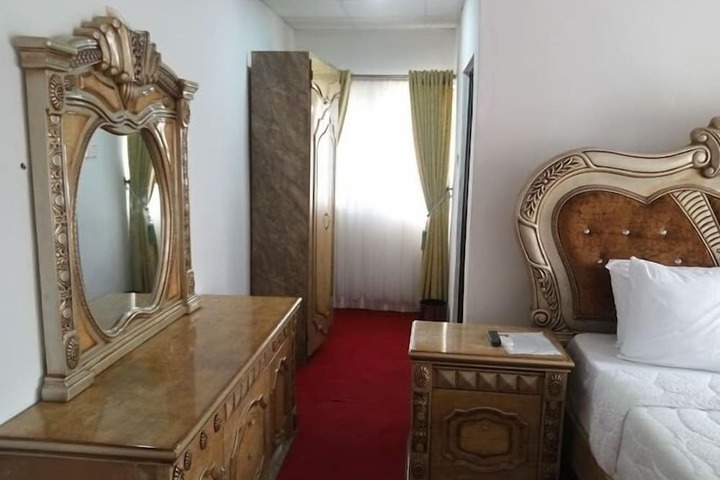 Room 9 of 107