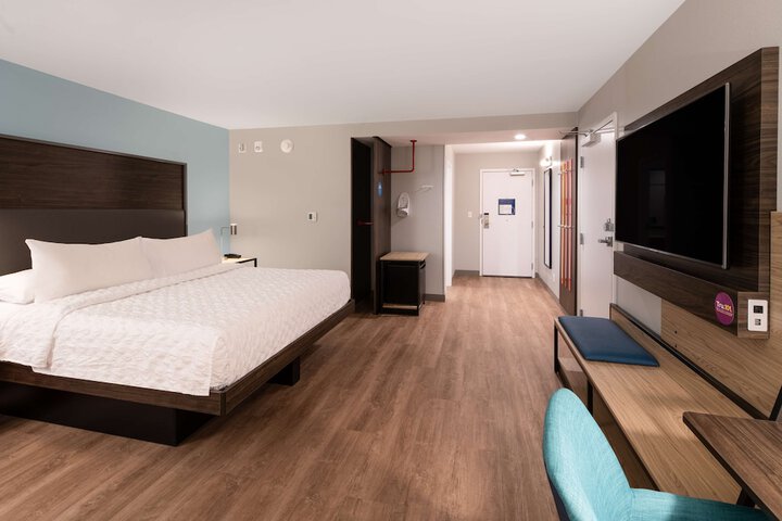 1 King Bed (10 of 14)