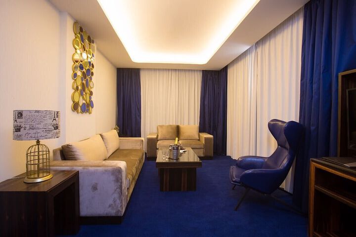 Room 15 of 33
