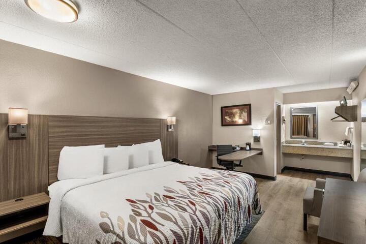 Deluxe Room 1 King Bed (2 of 17)
