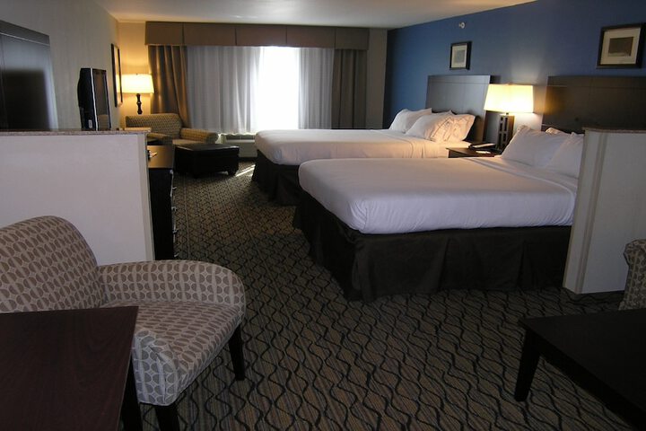 2 Queen Beds (5 of 9)