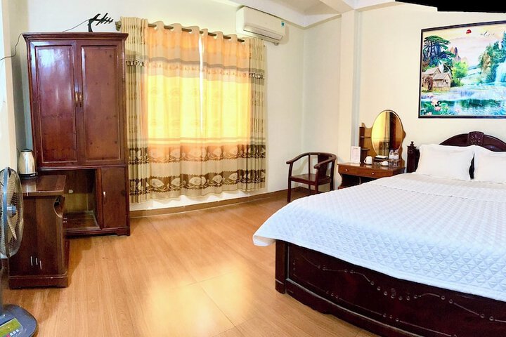 Room 9 of 42