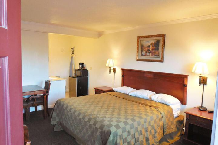 2 Queen Beds (7 of 10)