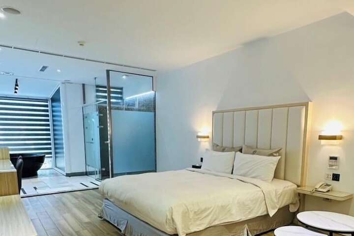 Room 18 of 39