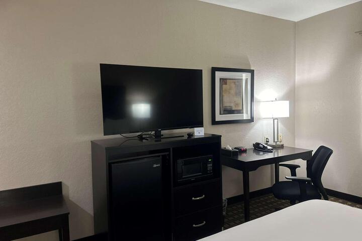 1 King Bed Microwave and Refrigerator WiFi Full Breakfast (4 of 26)