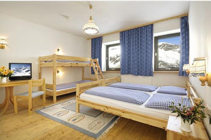 Room 12 of 48