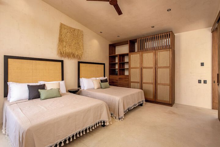 Room 123 of 740
