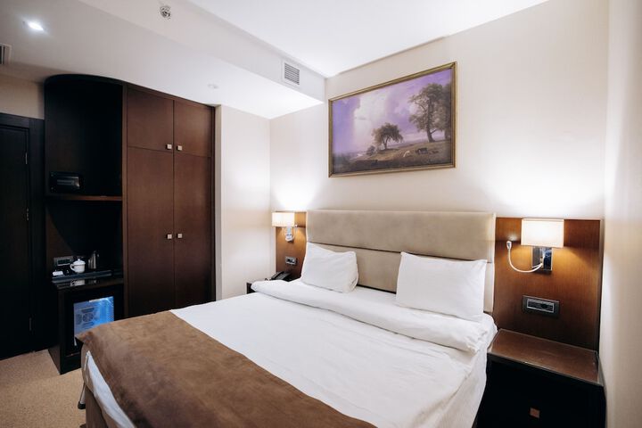 Room 52 of 342