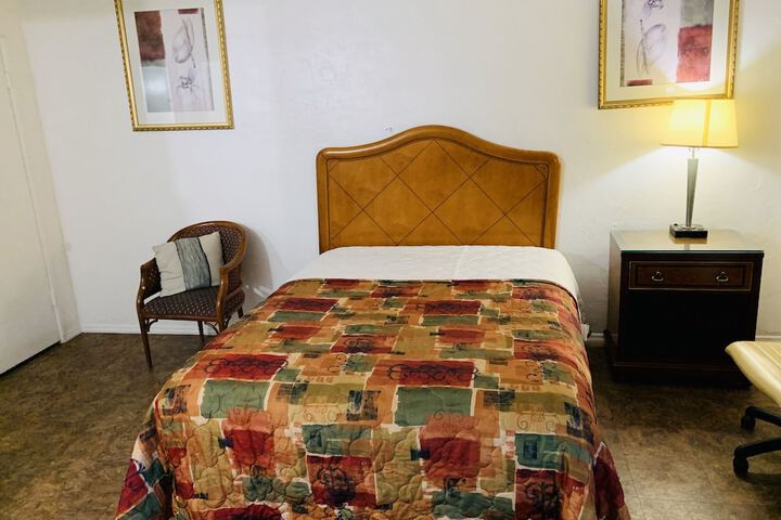 Room 10 of 32