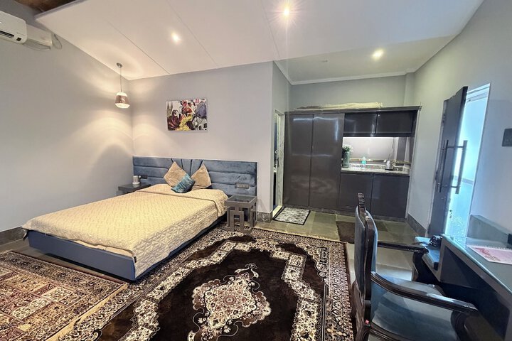 Room 6 of 30