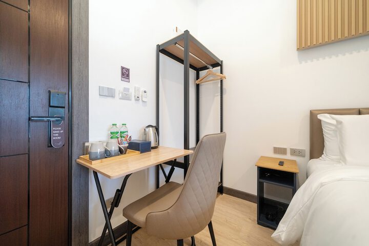 Room 6 of 84