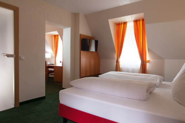 Room 9 of 33