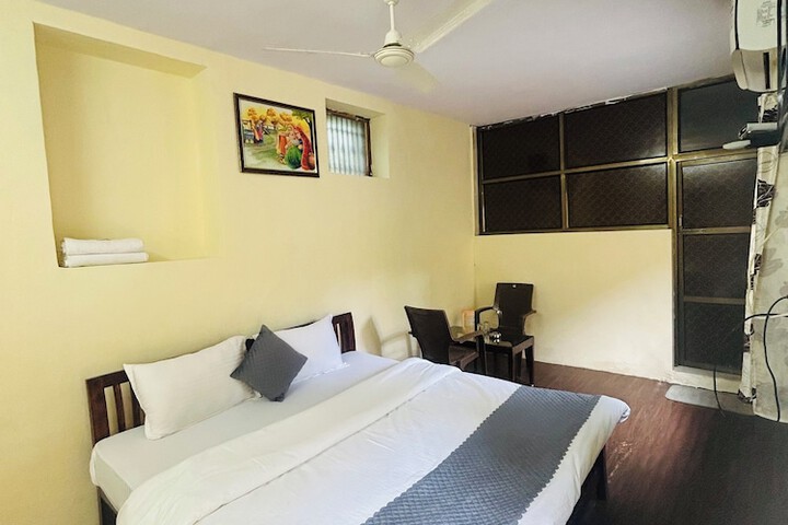 Room 5 of 9