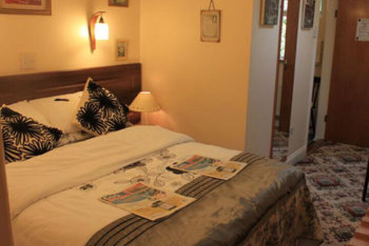 Room 9 of 18