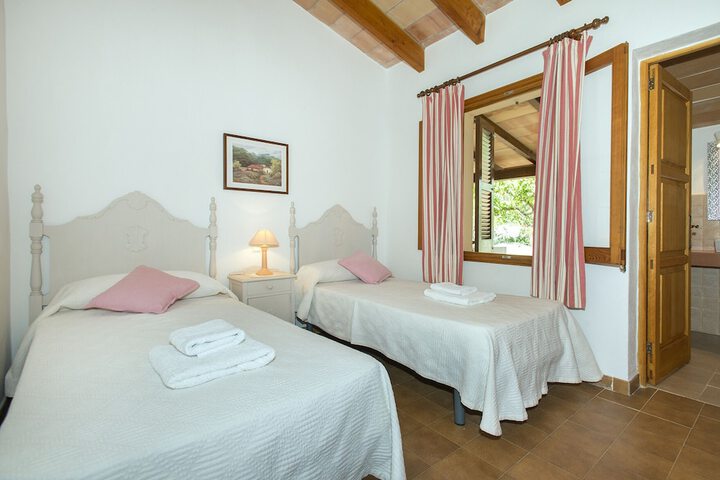 Room 2 of 32