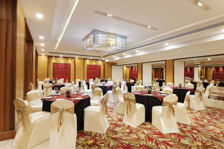 Ballroom/Hall 29 of 33