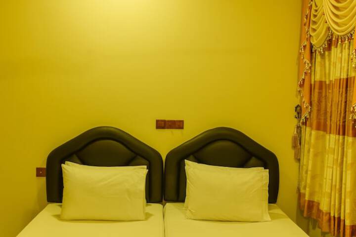 Room 6 of 12