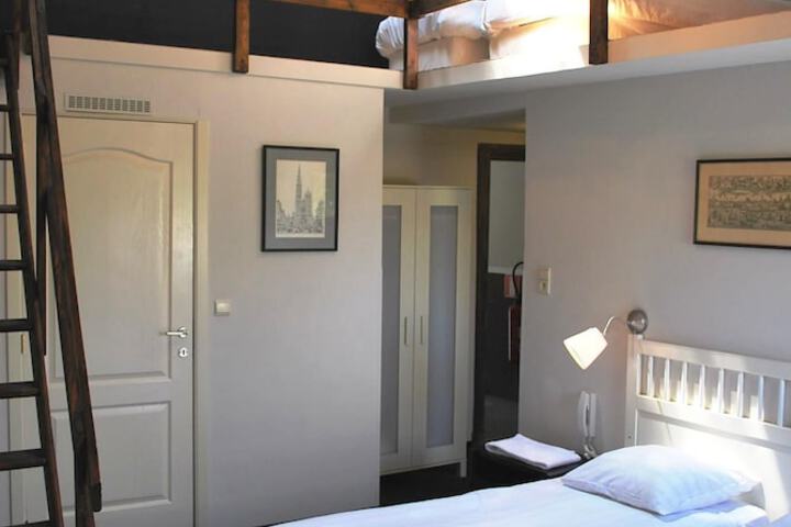 Room 6 of 42