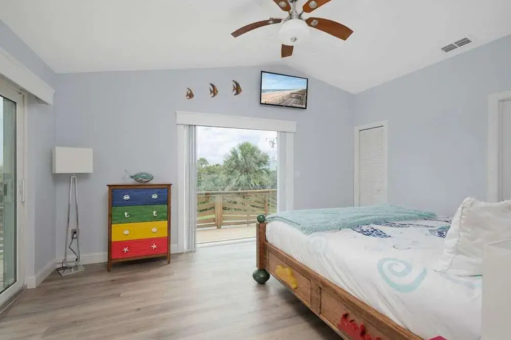 Room 5 of 18