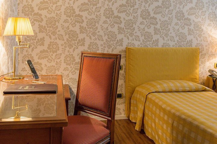 Room 4 of 15