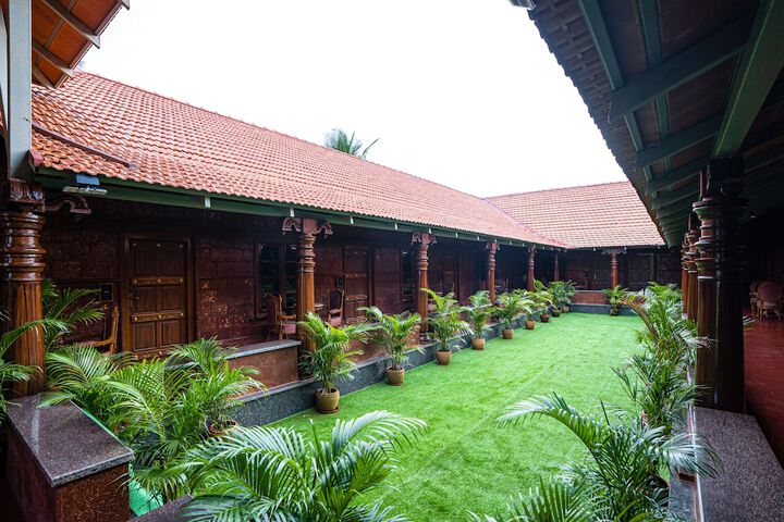 Hotel Exterior 50 of 55