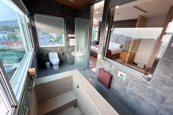 Room 52 of 60