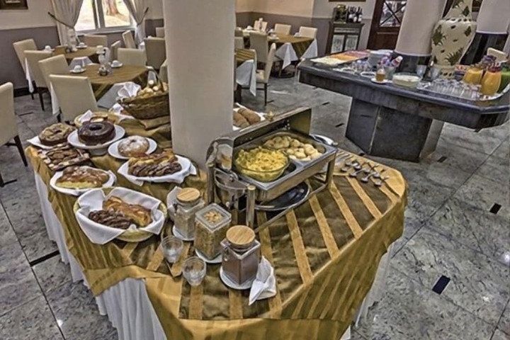 Dining 4 of 6