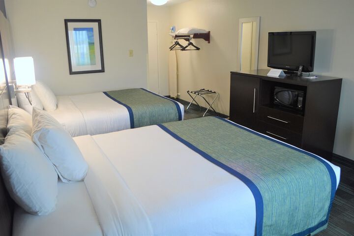 2 Queen Beds (1 of 11)
