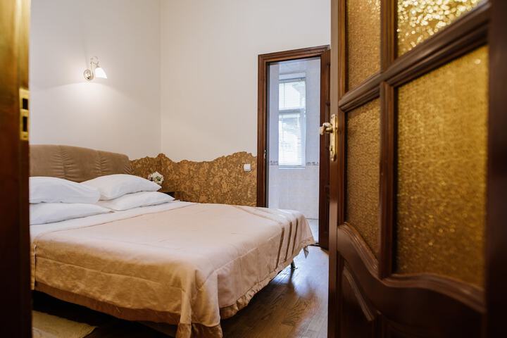 Room 4 of 16