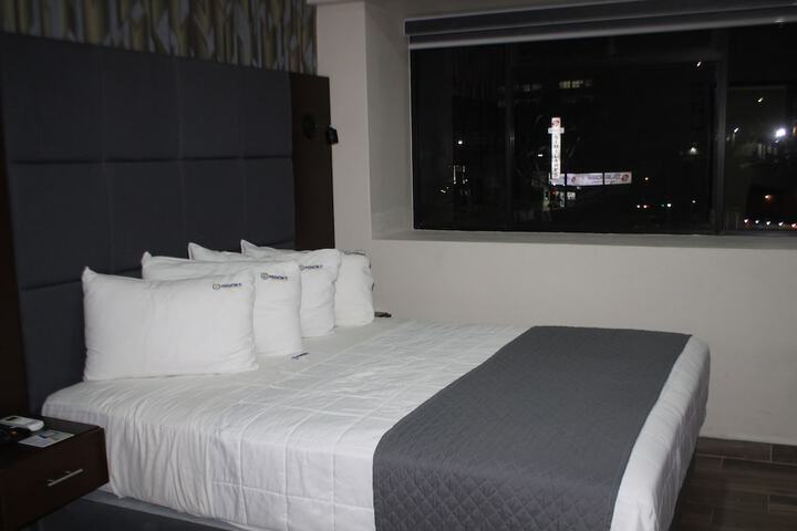 Single Deluxe Queen Bed (2 of 4)