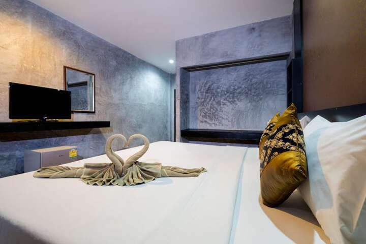 Room 4 of 156