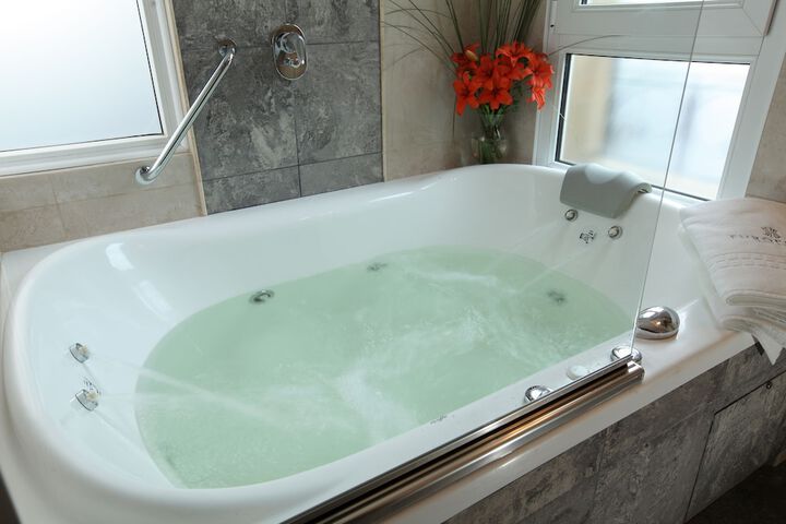 Deep soaking bathtub