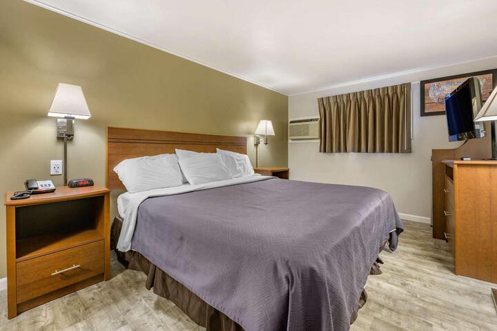 1 King Bed (1 of 12)