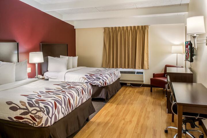Deluxe 2 Queen Beds (3 of 9)