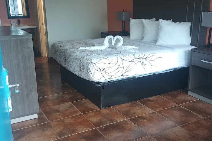 Deluxe King Bed Pool View (7 of 7)