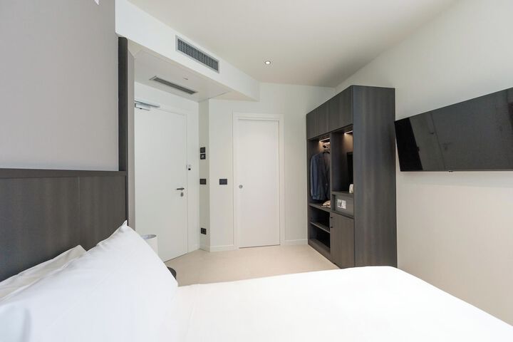 Room 27 of 106