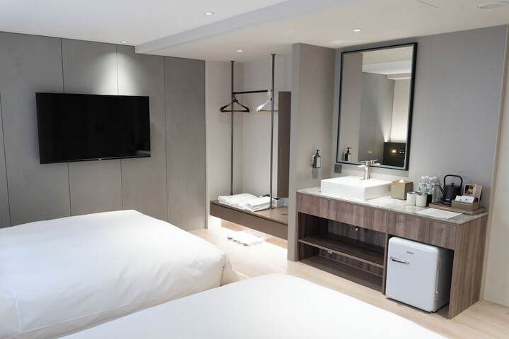 Room 9 of 83