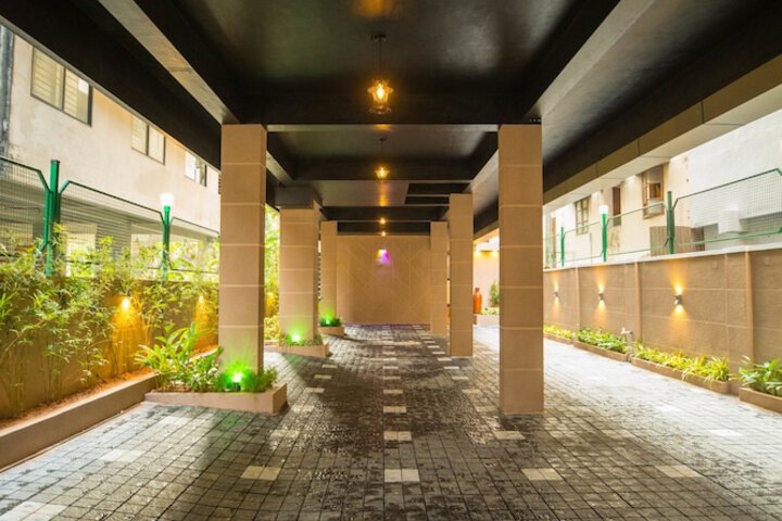 Hotel Exterior 49 of 51