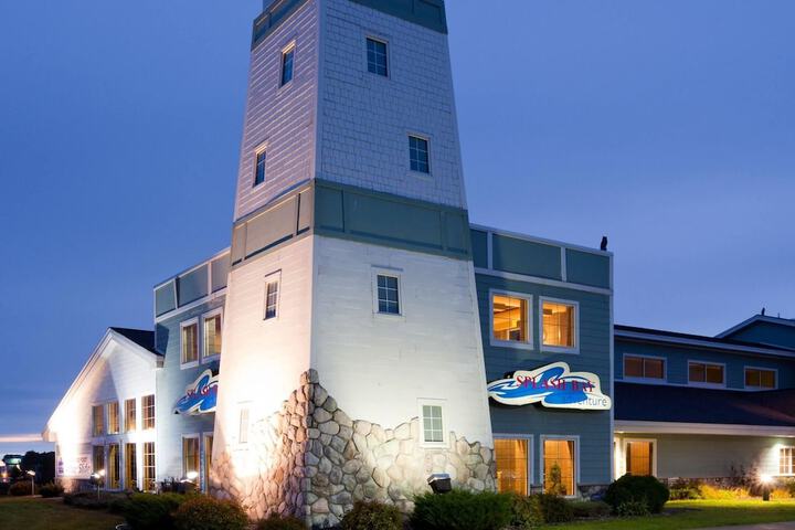 wyndham hotels near munising mi